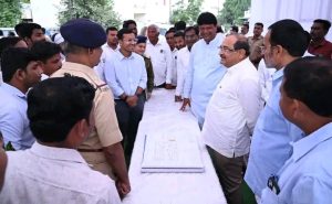 Read more about the article नेवासा येथील पोलीस स्टेशनच्या कामाची पालकमंत्र्यांनी केली पाहणी