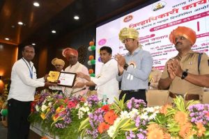 Read more about the article राज्यासह जिल्हा विकासकामांमध्ये अग्रेसर राहण्यासाठी महसूल विभागाने समन्वयातून काम करावे – आमदार संग्राम जगतापमहसूल अधिकारी – कर्मचाऱ्यांची कार्यक्षमता प्रशासनाच्या विश्वासार्हतेचे प्रतीक – जिल्हाधिकारी डॉ. पंकज आशिया