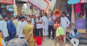 Read more about the article नेवासा शहरातील नागरिकांचे पिण्याच्या पाण्यासाठी नगरपंचायत चौकात आंदोलन