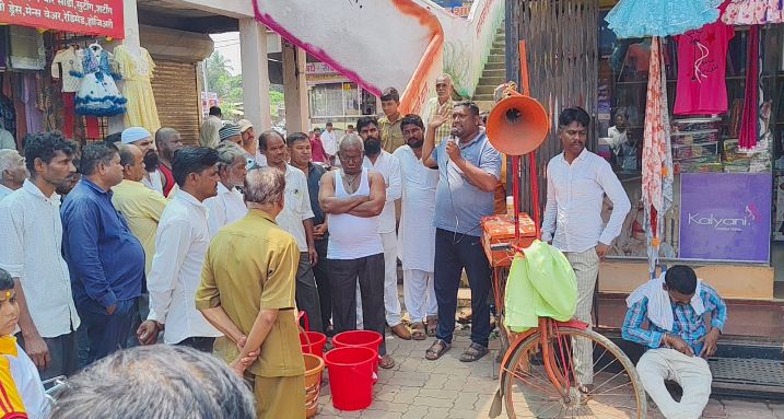 Read more about the article नेवासा शहरातील नागरिकांचे पिण्याच्या पाण्यासाठी नगरपंचायत चौकात आंदोलन